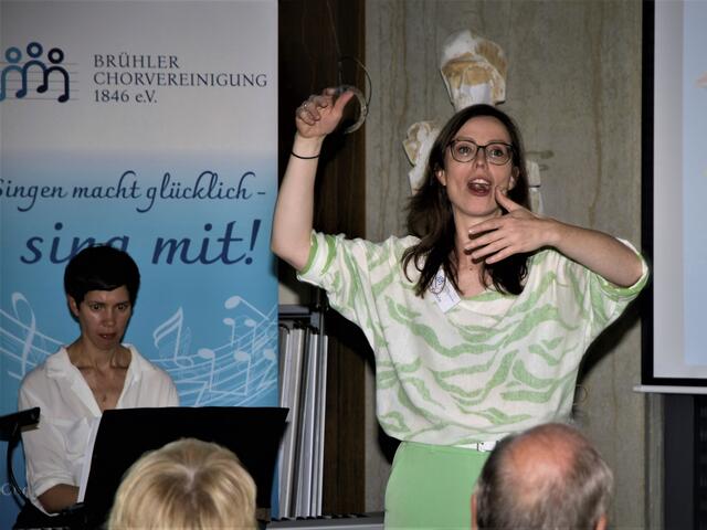 Margita Linde am Piano und Chorleiterin Kathrin Smith. | Foto: Detlef Witzke