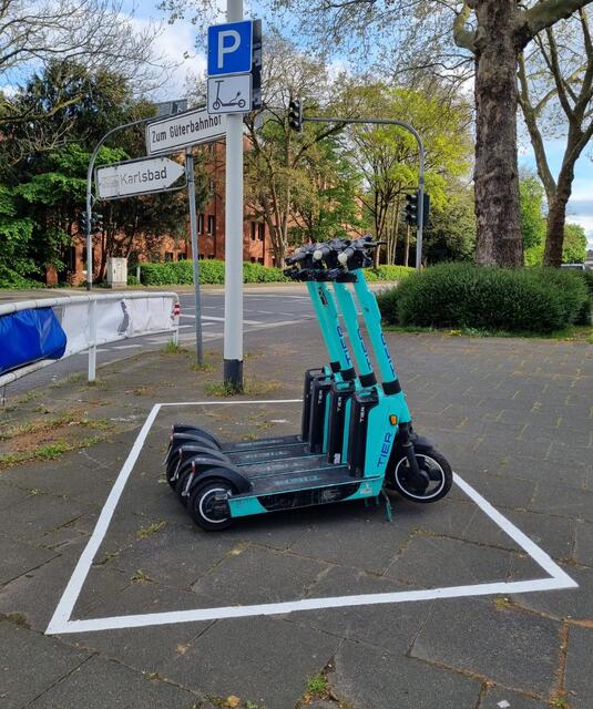 Schön geordnet, so soll es spätestens ab Ende des Jahres mit den E-Scootern sein. Dann nämlich müssen diese an den Stationen abgestellt werden, eine solche gibt es schon am Finanzamt, doch bis Ende 2023 ist das Abstellen hier freiwillig.  | Foto: Stadt Brühl