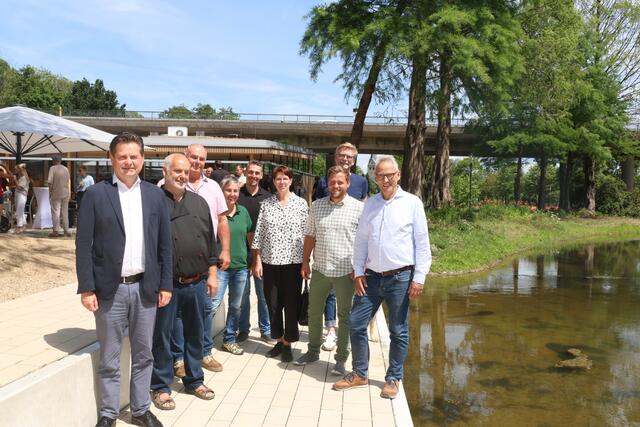 Bürgermeister Ulrich Stücker (l.) bei der Eröffnung des 6,3 Hektar großen Parks inmitten von Wiehl. Über die gelungene Umsetzung freuen sich mit ihm Planer, Förderer und am Projekt Beteiligte.  | Foto: Michael Kupper