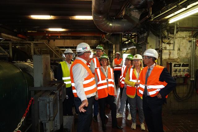 Gemeinsam mit Bürgermeisterin Susanne Stupp (2.v.r.) und Vertretern aus Verwaltung und Politik besuchte NRW-Ministerin Ina Scharrenbach (Mitte) die ehemalige Brikettfabrik Wachtberg.   | Foto: Stadt Frechen