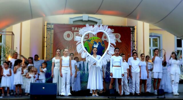 Viel Symbolik beim Leverkusener Tanz- und Kulturfestival: Die Welt ist schön, braucht aber Frieden. Diesen Wunsch stellten Kinder und Jugendliche symbolisch im Eröffnungstanz dar, als sie die Welt mit einem weißen Herzen umrahmten.  | Foto: Gabi Knops-Feiler