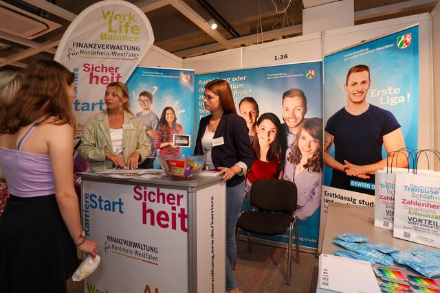 Jessica Heck und Celine Berekoven informieren über Karrieremöglichkeiten bei den Finanzbehörden.  | Foto: prl