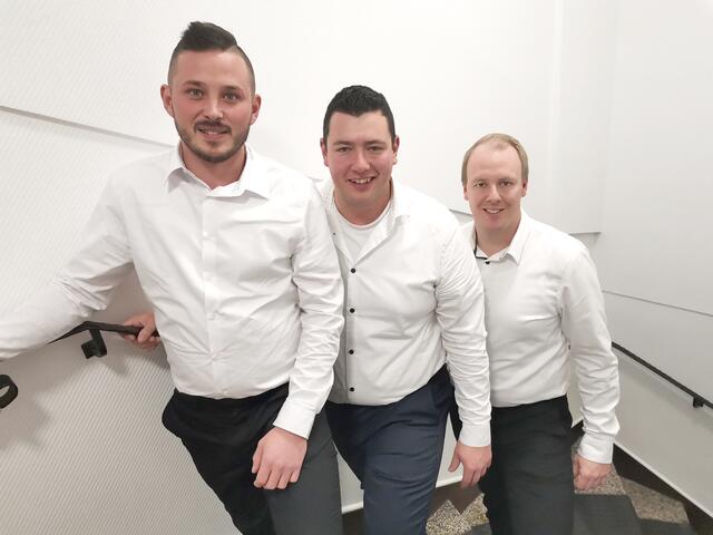 Marco Jörres, Marvin Huthmacher und Niclas Horst (v.r.) freuen sich auf ihre Proklamation am 6. Januar, wenn sie dann im Ornat auf der Treppe vor dem Saal „Em Dörp“ stehen werden. 

 | Foto: Düster