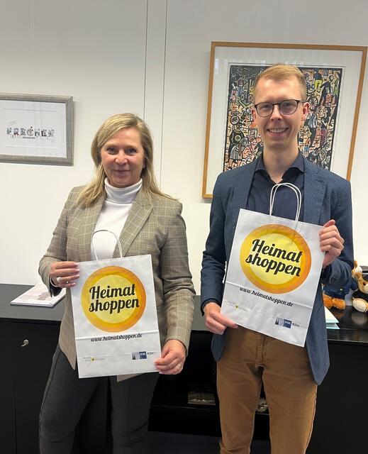 Bürgermeisterin Susanne Stupp und Philipp Schlenkert aus der städtischen Wirtschaftsförderung unterstützen die Initiative „Heimatshoppen“.  | Foto: Stadt Frechen