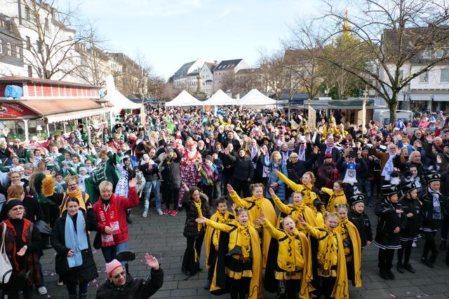 Endlich wieder Karneval: Die Jecken und Gesellschaften versammelten sich zum fröhlichen Auftakt auf dem Marktplatz.  | Foto: Dirk