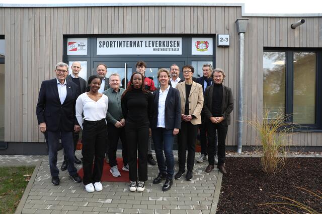 Der TSV Bayer 04 freut sich mit seinen Unterstützern darüber, dass Nachwuchshoffnungen wie Jessi Souza (vorne Mitte) und Marlon Christ (hinten Mitte) nun noch bessere Rahmenbedingungen für ihre Duale Karriere haben.  | Foto: Deutsch
