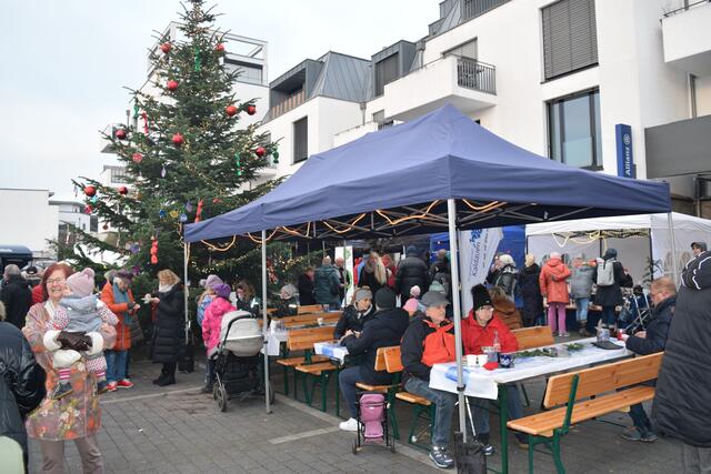 Der große Weihnachtsbaum, der von den ansässigen Kindergärten und Schulen geschmückt wurde, stand im Zentrum des Adventsmarkts.  | Foto: Bianca Gaebel