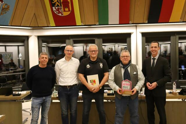 Der stellvertretende Vorsitzende Dieter Kochs (2. v. re.) konnte für den Horremer Sportverein den zweiten Platz des Heimatpreises entgegennehmen.
| Foto: Stadt Kerpen