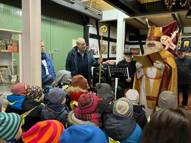 Ob auch alle Kinder schön brav gewesen sind? Gebannt lauschen die Beueler Kita-Kinder dem Nikolaus.  | Foto: fes