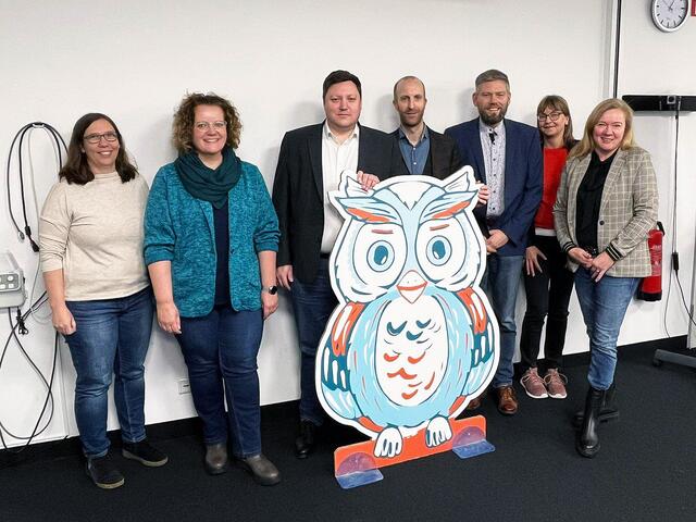 Freude über die Kooperation (von links): Bronja Faßbender (Stadt Lohmar), Gela Kremer (Stadt Lohmar), Beigeordneter Andreas Behncke (Stadt Lohmar), Sozialdezernent Dr. Matthias Bamberger (Stadt Siegburg) sowie Ingo Junker und Silke Welter (Erziehungshilfe Institut für Pädagogische Diagnostik gGmbH).  | Foto: Stadt Lohmar