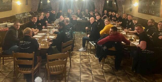 Fast alle Junggesellen nahmen an der Jahreshauptversammlung gekleidet in den Vereins-T-Shirts teil.  | Foto: JGV