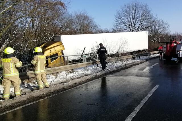 Die aufwändige Bergung des Sattelschleppers erfolgte durch ein Spezialunternehmen und dauerte mehrere Stunden.  | Foto: Feuerwehr Pulheim