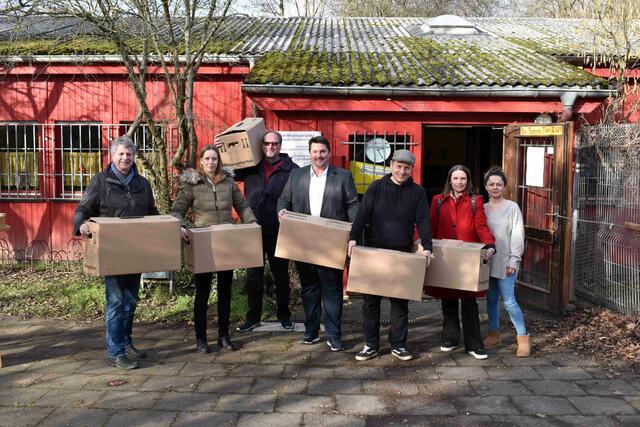 Das Stadtteilhaus wird zum Abenteuerspielplatz (von links): Rainer Braun-Paffhausen, Tanja Effers (KJA), Dr. Markus Wüst, Bürgermeister Alexander Biber, Simon Brücken und die 1. Beigeordnete Tanja Gaspers mit den Umzugskartons.  | Foto: Stadt Troisdorf