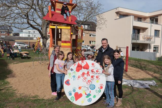 Bürgermeister Sacha Reichelt und Melanie Barth vom Kinder- und Jugendbüro eröffneten, gemeinsam mit vielen Kindern aus der Umgebung, den neuen Spielplatz an der Jahnstraße.  | Foto: Tim Nolden