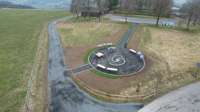 Oberhalb von Kronenburg, auf einer Höhe von rund 600 Metern, gewährt der SternenBlick „Sternenstaub“ einen freien und wenig belasteten Blick auf den regionalen Sternenhimmel.  | Foto: Gemeinde Dahlem