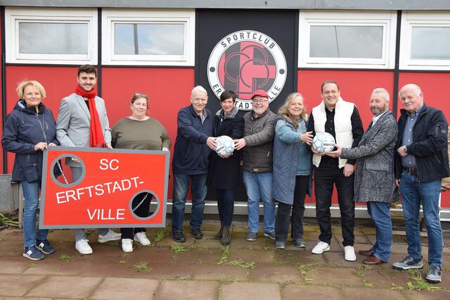 Demonstrierten stellvertretend für alle Beteiligten Einigkeit für eine gute ­Alternative (v.l.): Renate Wintz (FDP-Ratsmitglied), Erik Voigt (Vorsitzender SPD Erftstadt und Köttinger Ortsbürgermeister), Kirstin Wollsiefer (SC-Jugendleiterin), Knut Walther (CDU-Sprecher im Sport­ausschuss, Ortsbürgermeister Kierdorf und SC-Beisitzer), Carolin Weitzel, Alfred Zimmermann, Susanne Loosen (Vorsitzende SPD Erftstadt), Stephan D. Bremer (Vorsitzender CDU Erftstadt), Dirk Schulz und Reiner Wintz (FDP-Ratsmitglied). | Foto: Düster