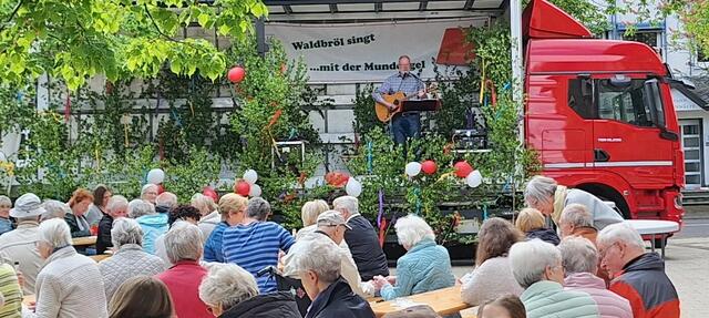 Das Mundorgelsingen auf dem Kirchplatz war wieder gut besucht. | Foto: Förderverein Waldbröl erleben