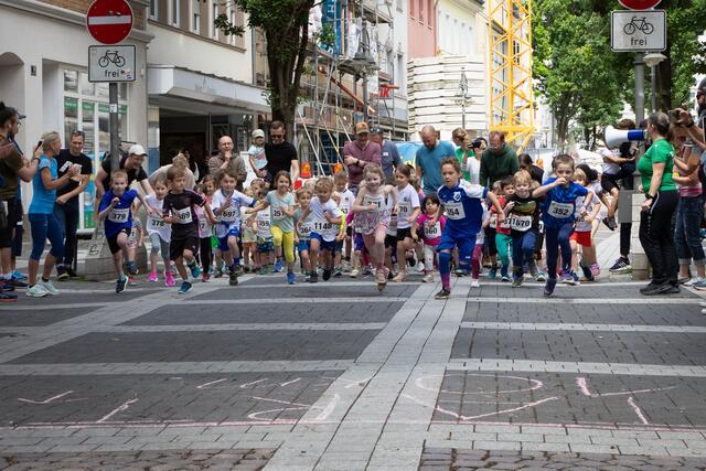„Uns Pänz“ beim Stadtlauf: Schon die jüngsten Teilnehmerinnen und Teilnehmer zeigten rasanten Einsatz beim 24. Brühler Stadtlauf.  | Foto: Ingo Zehner