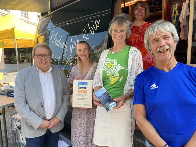Elf Jahre Faire Stadt Gummersbach (von links): Stellv. Bürgermeister Jürgen Marquardt, Antonia Eigendorf (Caritas), Ingrid Dreher (Steuerungsgruppe), Wiebke Nauber (Inhaberin des Gefairts) und Stadtverordneter Rainer Sülzer.  | Foto: Wolfgang Pack / Steuerungsgruppe