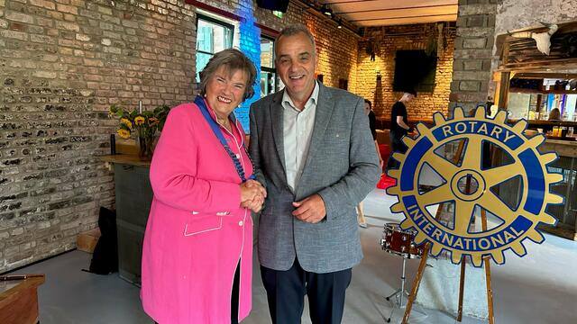 Monika Balster bei der feierlichen Ämterübergabe des Rotary Clubs Pulheim, daneben ihr Amtsvorgänger Josef Schröder.   | Foto: Klaus Bergner