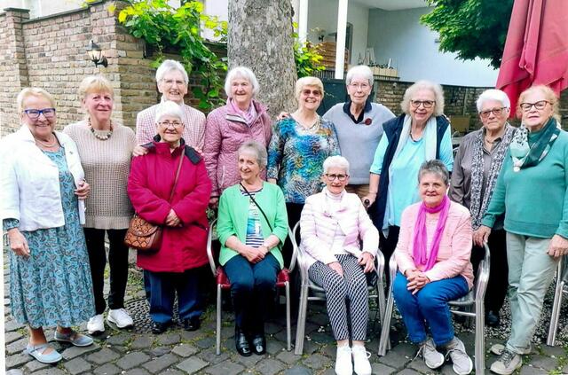 13 Teilnehmerinnen des weiblichen Entlassungsjahrgangs der Clemens-August-Volksschule trafen sich in einem Brühler Restaurant. Seit der Entlassung 1957 gibt es ein jährliches Wiedersehen.  | Foto: Thielen