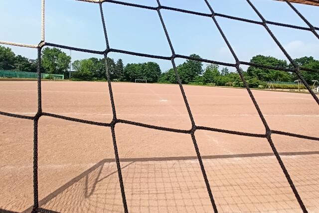 Der Aschenplatz ist bald Geschichte: Der Widdiger bekommt nun auch endlich einen Kunstrasenbelag. | Foto: fes