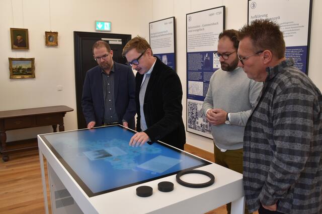 Ein Highlight ist der interaktive Medientisch, so Tim Grebner, Frédéric Rippberger, Daniel Dabringhausen, Thomas Schulte, Nils Berg (v.l.). | Foto: Christel Franke