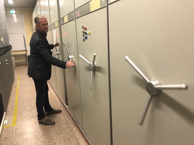 Der Leiter des Brühler Stadtarchivs, Alexander Entius an einem der Rollregale im Magazin des Brühler Stadtarchivs. | Foto: Montserrat Manke