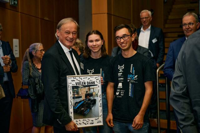 Hartmut Ihne wird von den Studierenden verabschiedet.  | Foto: Nathan Dreesen