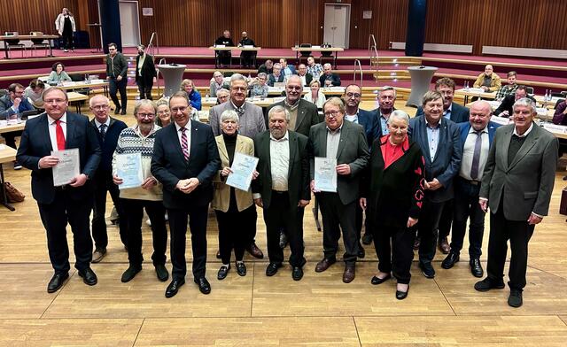Landrat Hagt mit den geehrten Kreistagsmitgliedern.  | Foto: OBK