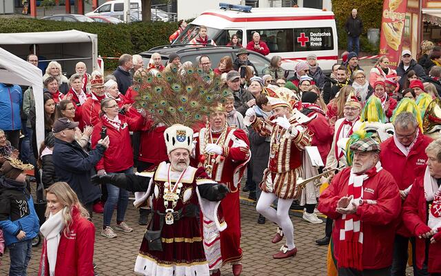 Die Stimmung war ausgelassen, gefeiert wurde unter den wachsamen Augen des DRK-Ortsverbandes Mechernich.  | Foto: Stephan Everling/RRG/pp/Agentur ProfiPress