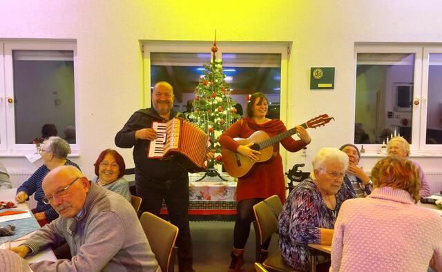 Adventsfeier für die Vereinssenior*innen mit dem Duo „Sahnewirbel im Kaffee.  | Foto: Erwin Höller