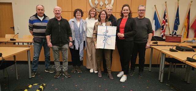 Bürgermeisterin Nicole Berka (2. von rechts) überreichte die Auszeichnung „Ehrenamt des Jahres“ an den Partnerschaftsverein Neunkirchen-Seelscheid. | Foto: Gemeinde Neunkirchen-Seelscheid