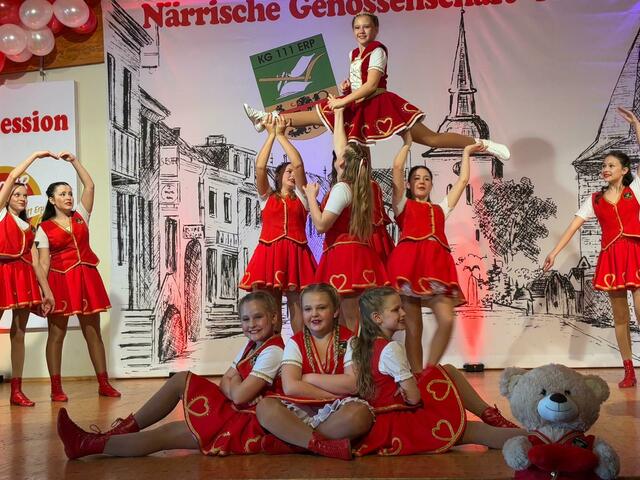 Die Erper Hätze trugen „ihre“ Prinzessin Pia I. sozusagen auf Händen. | Foto: KG 111 Erp