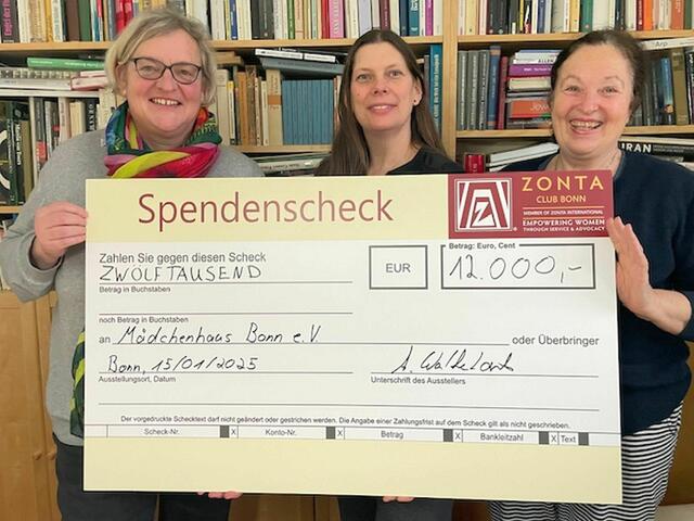 Große Freude herrschte bei der Spendenübergabe bei (v.l.n.r.): Nicola Hagedorn-Wilcke, Alexandra Walkenhorst (beide Zonta Club Bonn) und Renate Hendricks (Mädchenhaus Bonn e.V.).  | Foto: Verein Mädchenhaus Bonn e-.V.