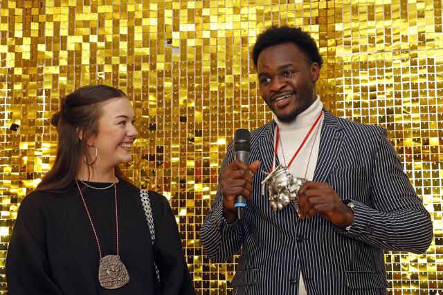 Nelvie Tiafack, Schwergewichtsboxer aus Bergheim, gewann bei den Olympischen Spielen in Paris Bronze. BEim Fest in Gold wurde er jetzt mit dem Orden der Frechener Goldschmiedin Annika Remy für seine sportlichen Leistungen, aber auch für seine Integrationsleistung gewürdigt. | Foto: HWK / Arne Schröder