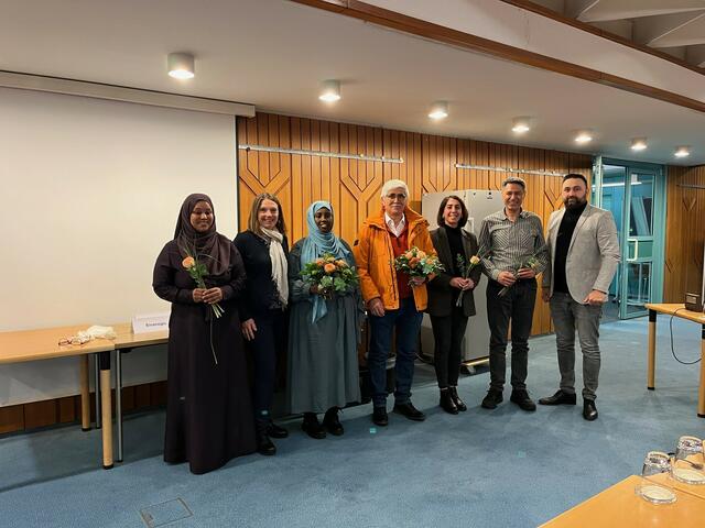 Die Beigeordnete Tanja Gaspers (2. von links) und der Vorsitzende des Integrationsrates Herr Oguzhan Aytac (rechts) mit den Preisträgern (von links) Kaya Hasan, Ertasoglu Erdogan, Turhan Deniz, Safiya Power, Safiya Kaynaan und Abukar Fowzia.  | Foto: Stadt Troisdorf