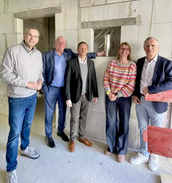 Eine Zeitkapsel mit guten Wünschen wurde bei der Grundsteilegung für den Neubau des Kinderheims eingesetzt. Mit dabei (von links): Bürgermeister Stefan Rosemann, Landrat Sebastian Schuster, Geschäftsführer PvM Thomas Arentz, Geschäftsführerin PvM Sonja Boddenberg und Architekt Gunnar Freudiger.  | Foto: sgk