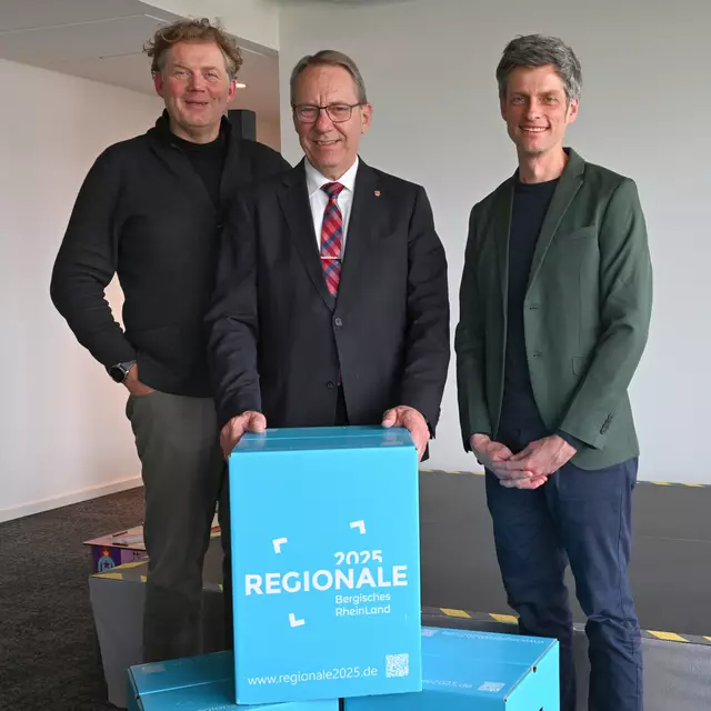 Präsentierten die Regionale 2025: Landrat Jochen Hagt (M.), Dr. Reimar Molitor (l.), Geschäftsführer der Regionale Agentur, und sein Stellvertreter Thomas Kemme.  | Foto: Wolfgang Abegg