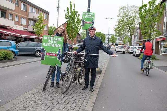 Bürgermeister Dirk Breuer und Mobilitätsmanagerin Romy Simke begrüßen die Aktion als Gewinn für die Verkehrssicherheit in Efferen.  | Foto: Giuseppe Piliero