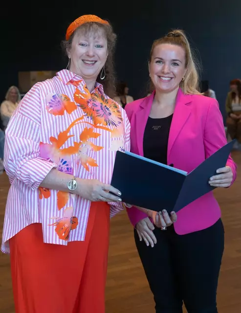 Staatssekretärin Andrea Milz (links) überreicht das Zertifikat an Laura Jansen.  | Foto: Stadt Kerpen