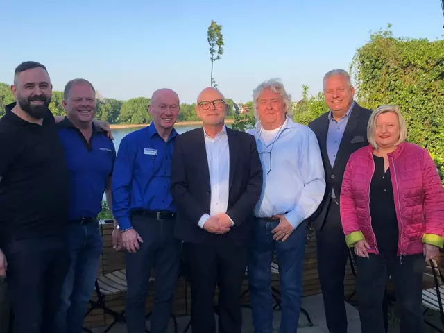 Vorsitzender Rudolf Lahmann (Mitte) mit Marjan Zubčić, Jürgen Rick, Guido Uhlhaas, Ulrich Keilhau sowie Ehrenmitglied Andreas Twarok mit seiner Frau Melanie Twarok (von links). | Foto: Montserrat Manke