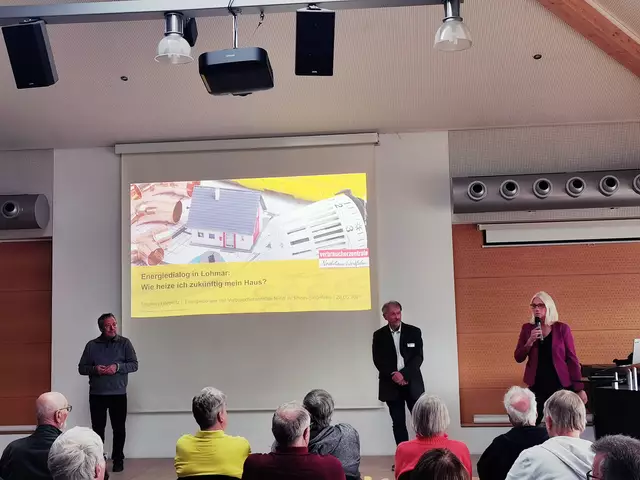 Bürgermeisterin Claudia Wieja (rechts) begrüßt die Anwesenden. Mit im Bild Energieberater Stephan Herpertz (mittig) und Klimaschutzmanager der Stadt Lohmar Dirk Schulz (links).  | Foto: Stadt Lohmar