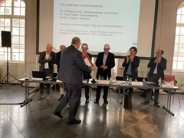 Die Mitgliederversammlung dankte Jürgen Rüttgers für seine langjährige ehrenamtliche Arbeit mit der Verleihung des Ehrenvorsitzes.  | Foto: Ingrid Tönnessen