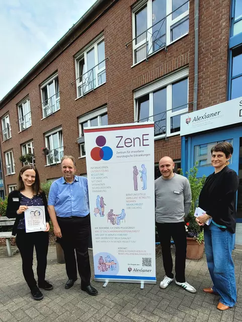 Freuen sich auf den Start des neuen Angebotes im Rhein-Erft-Kreis: Magdalena Pollmann (l.), Bastian Foppe und Hannah Schmidt vom ZenE-Beraterinnen und Berater Team sowie Alexianer-Geschäftsführer Peter Scharfe (2.v.l.).  | Foto: Alexianer