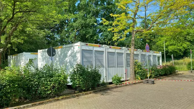 Drei Containerbauten auf dem Parkplatz des Gymnasiums der Stadt Frechen sollen im kommenden Schuljahr drei Klassen aufnehmen. | Foto: Stadt Frechen
