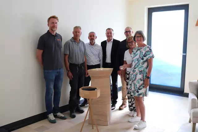 Gemeinsam für ein „Herzensprojekt“ (von links): Schreiner Julian Mai, Steinkünstler Markus Weisheit, Jakob Becker, Holger Steffens (Regionaldirektor KSK), Martin Keßler (Einrichtungsleiter Sankt Klara), Lydia Noack (Seelsorgerin im Hospiz), An-drea Schrahe (Abteilungsdirektorin VR-Bank Bonn Rhein Sieg) mit der neuen Steele für Kerzen.  | Foto: Kaiser