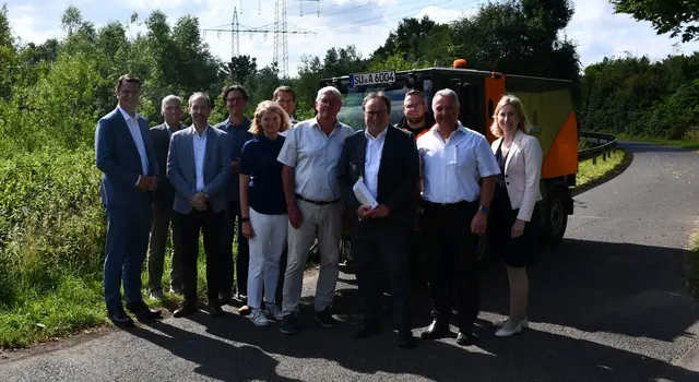 Minister Oliver Krische und Landrat Sebastian Schuster mit der Bürgermeisterin der Gemeinde Windeck, dem Bürgermeister der Gemeinde Eitorf, Mitgliedern des Landtages sowie Vertreterinnen und Vertretern des Ministeriums, der Bezirksregierung und des Rhein-Sieg-Kreises.  | Foto: Rhein-Sieg-Kreis