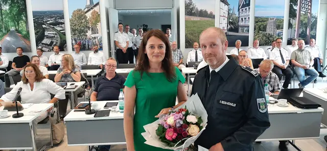 Bürgermeisterin Larissa Weber begrüßte den neuen stellvertretenden Leiter der Feuerwehr Waldbröl, René Reissig-Hochweller.  
  | Foto: Marktstadt Waldbröl