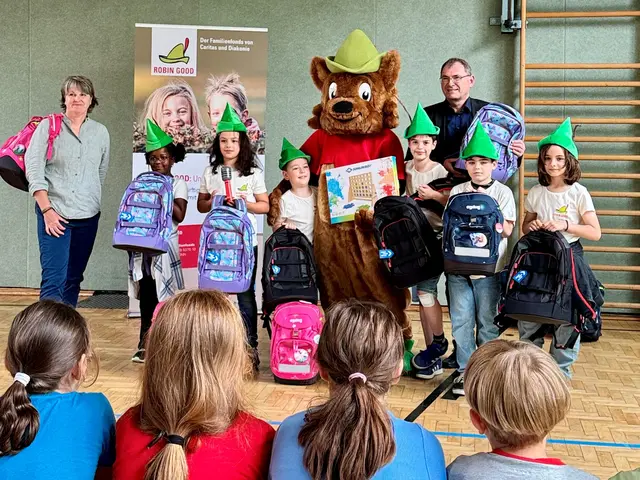 Botschafter-Kids der Stiftsschule übernahmen die wichtige Rolle bei der Schulstart-Aktion.  | Foto: Robin Good